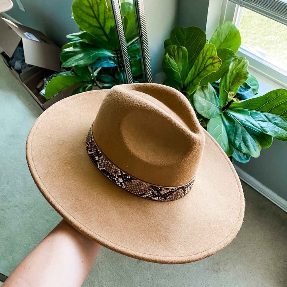 Wide brim hat with snake skin detail